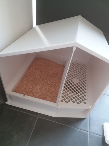 Customer photo review of Furrytail XL Semi-Closed Glow House Cat Litter Box with Scoop