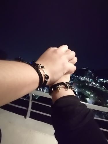 Reseña con foto de un cliente sobre 2 Anclas cordon negro.