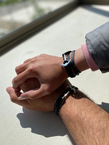 Reseña con foto de un cliente sobre 2 Anclas semicuero negro.