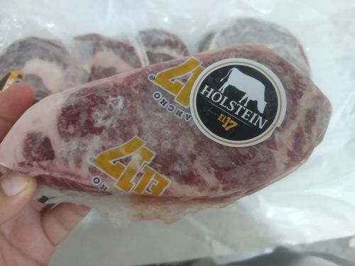 Reseña con foto de un cliente sobre New York Steak Holstein