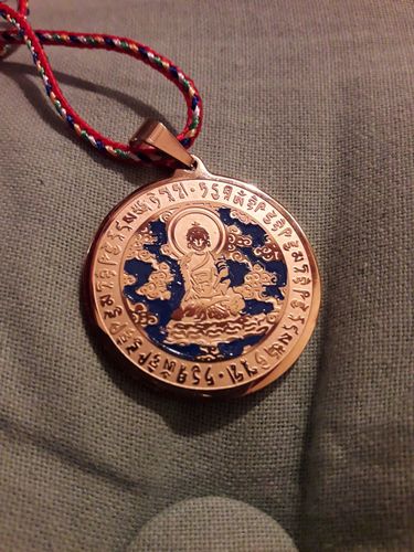 Customer photo review of Amulette miroir magique du Bouddha de la médecine Sangye Menla - Amulette de santé.