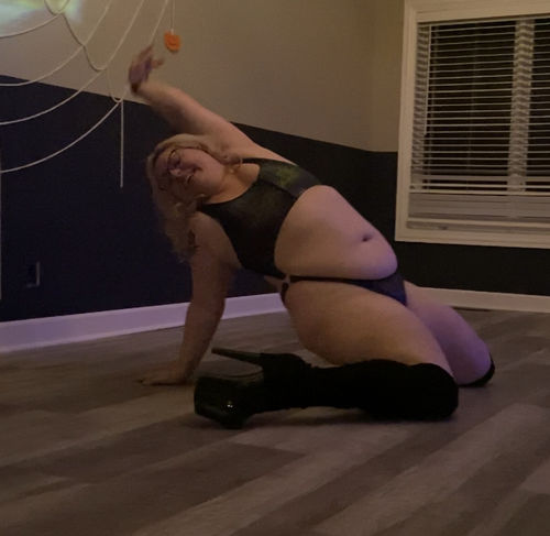 Sara J. review of Queen Anaconda Velvet MonoKini - COLORS image 1 out of 1