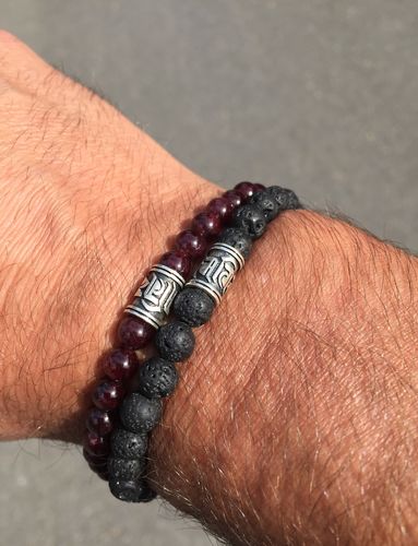 Customer photo review of Bracelet Bouddhiste « Confiance » Grenat - Argent 925 - 6 mm