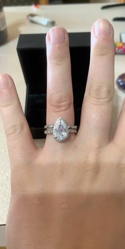 Customer photo review of Louilyjewelry Art Deco Halo Milgrain Pear Cut Wedding Ring Set