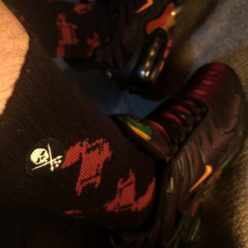 Customer photo review of MACHINED SOCKS BLACK RED