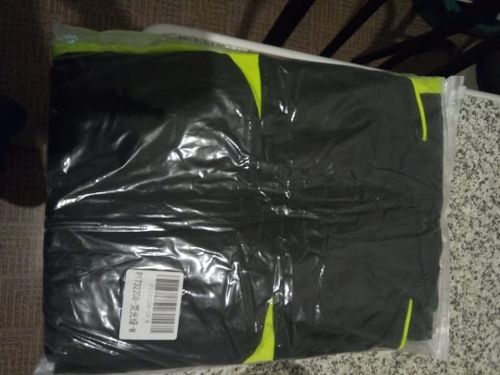 Customer photo review of Combinaison noir moulante avec bande fluo sur le côté