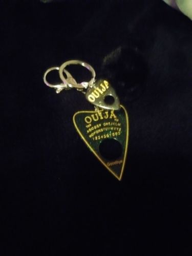 Customer photo review of Porte Clé Femme Planchette Ouija