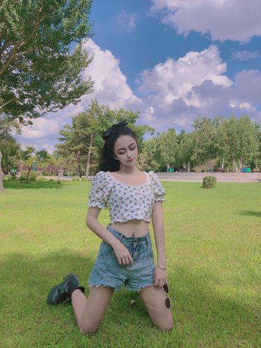 Customer photo review of Love button floral sleeve puff sleeve thinning navel top