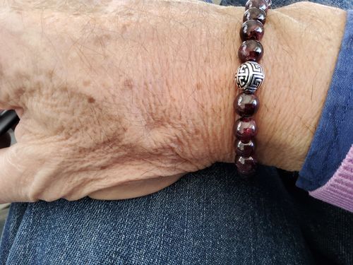 Customer photo review of Bracelet « Confiance » Grenat - Argent 925 - 8 mm
