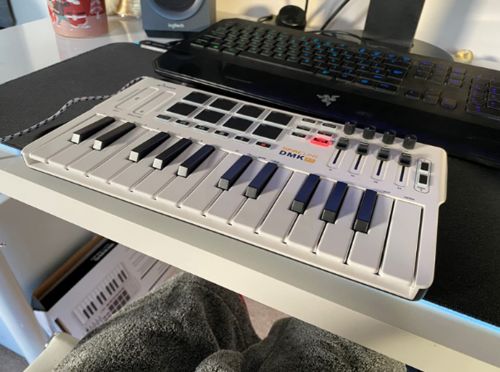 Customer photo review of MIDI Keyboard Controller DMK25, Donner Professional 25 Key Synthesizer Mini USB Beat Pad with 8 Backlit Drum Pads 4 Knobs 4 Control Sliders, Black