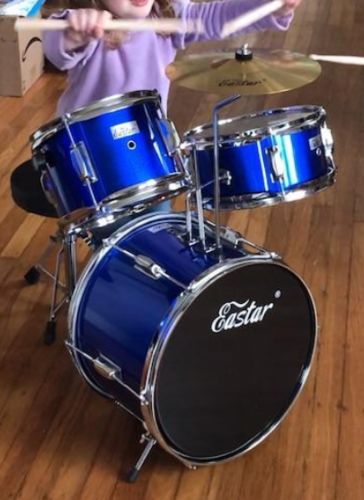 Customer photo review of Eastar Junior Drum Kit 3 Piece Kids Drum Set with Snare,Tom,Bass Drum,Bass Drum Pedal,Throne,Cymbal and Drumsticks-14 Inch