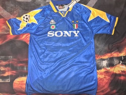 Customer photo review of 1995-1997 Juventus away retro kit