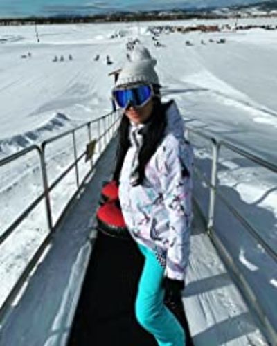Customer photo review of HOTIAN Women's Detachable Hat Ski Jacket and Pants Set Metropolis Snowboard Suits