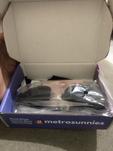 Customer photo review of MetroSunnies Jack Sunnies (Black) / Sunglasses with UV400 Protection / Fashion Eyewear Unisex