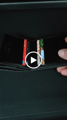 Customer video review of Flapstar with coin pocket