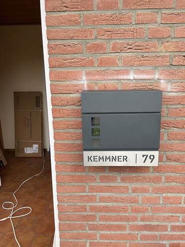 Customer photo review of AlbersDesign Briefkasten B9 anthrazit (RAL7016) personalisiert mit Edelstahlschild