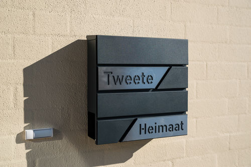 Customer photo review of AlbersDesign Briefkasten B1 anthrazit (RAL7016) personalisiert mit Edelstahl-Schildern