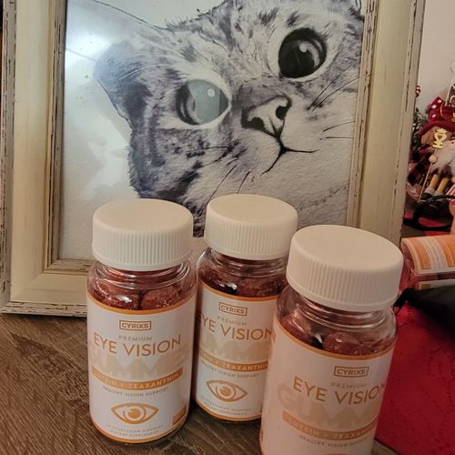 Customer photo review of Eye Vision Gummies