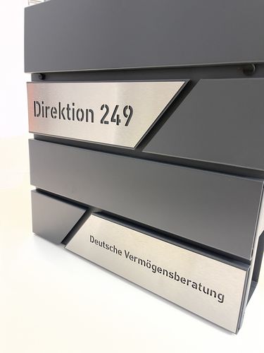Customer photo review of AlbersDesign Briefkasten B1 anthrazit (RAL7016) personalisiert mit Edelstahl-Schildern