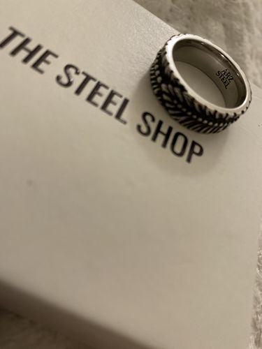 Customer photo review of 8mm Engravable Leaf Ring