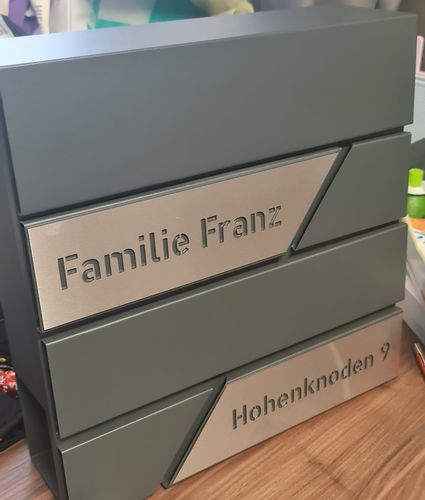 Customer photo review of AlbersDesign Briefkasten B1 anthrazit (RAL7016) personalisiert mit Edelstahl-Schildern