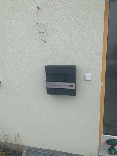Customer photo review of AlbersDesign Briefkasten B2 anthrazit (RAL7016) personalisiert mit Edelstahlschild