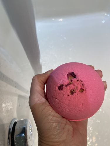 Customer photo review of XOXO - Natural Bath Bomb