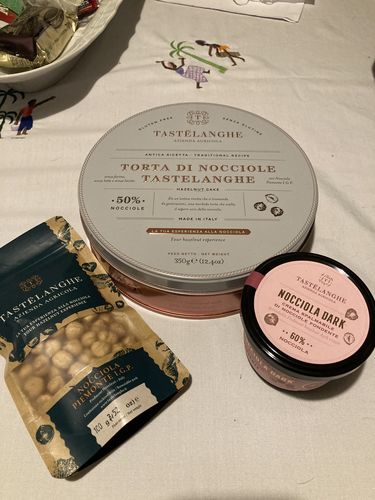 Customer photo review of Torta di Nocciole Tastëlanghe + Crema di Nocciole + Confezione Nocciola "Tostata"