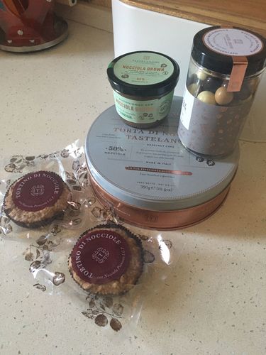 Customer photo review of Torta di Nocciole Tastëlanghe (Box Torta)
