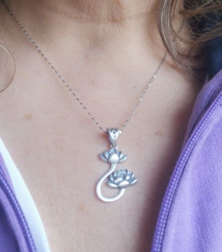 Customer photo review of Ciondolo buddista di risveglio spirituale simbolo del fiore di loto
