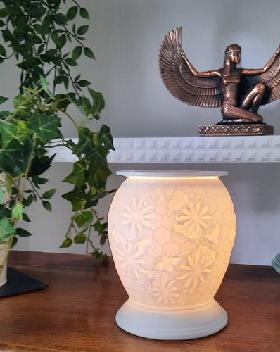 Customer photo review of Honeycomb Bees Etched Ceramic Oil & Wax Melt Aroma Lamp