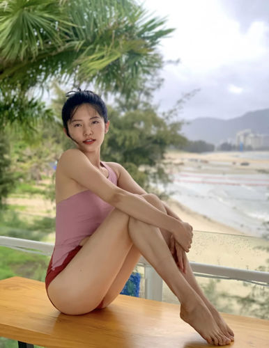 Customer photo review of AtlanticBeach Irregular Sexy One-shoulder Sling One-piece Swimsuit