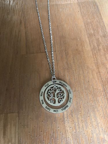 Customer photo review of Collier arbre de vie personnalisable à prénoms et pierres de naissance