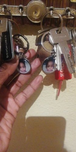 Customer photo review of Porte-clés photo personnalisable à strass rond et initiale argentée