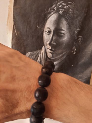 Customer photo review of Mala Tibétain de poignet en bois noir gravé du mantra de Chenrézi.