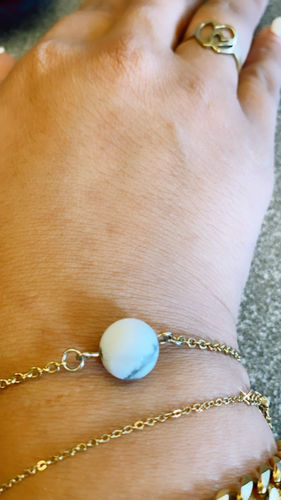 Customer photo review of Bracelet à perle d'howlite et sa chaîne en acier chirurgical