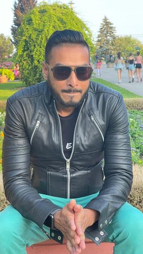 Customer photo review of Ben's leather jacket with straight zip up collar