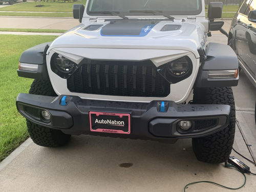Customer photo review of Gladiator Vader Grille w/ Mesh - Black & White for 18-21 Jeep Wrangler JL & Gladiator JT
