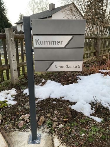Customer photo review of AlbersDesign Briefkasten B1 in Graualuminium (RAL9007) personalisiert mit Edelstahl-Schildern