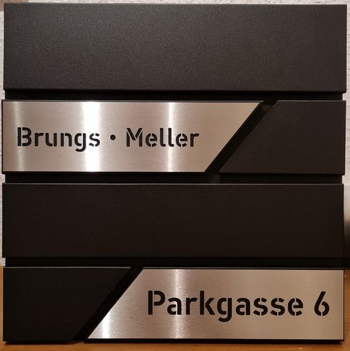 Customer photo review of AlbersDesign Briefkasten B1 schwarz (RAL9005) personalisiert mit Edelstahl-Schildern