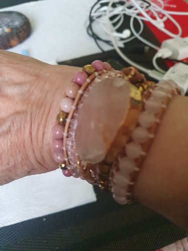 Customer photo review of Pulsera Sanadora de Cuarzo Rosado
