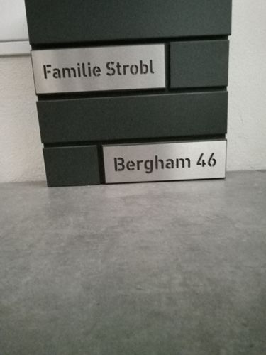 Customer photo review of AlbersDesign Briefkasten B4 anthrazit (RAL7016) personalisiert mit Edelstahl-Schildern