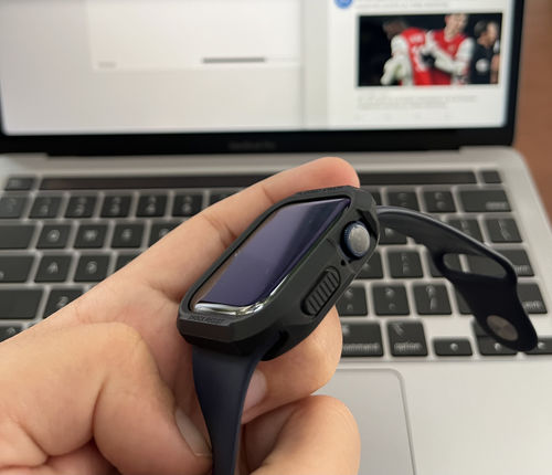 Customer photo review of Estuche Spigen Rugged Armor Apple Watch 8 / SE 2 / 7 / SE / 6 / 5 / 4 (45/44mm)