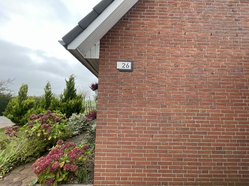 Customer photo review of Edelstahl-Hausnummer, mit 3D Effekt, Rückwand pulverbeschichtet in RAL7016, Frontblende in Edelstahl