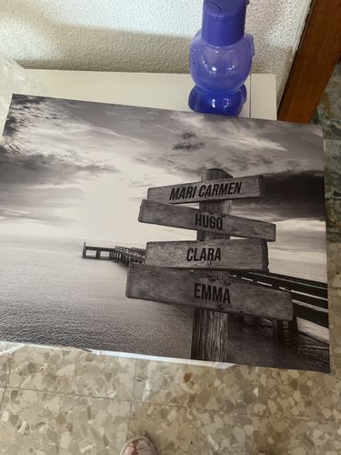 Customer photo review of Lienzo Muelle de Madera con Nombres Personalizados