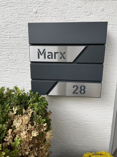 Customer photo review of AlbersDesign Briefkasten B1 anthrazit (RAL7016) personalisiert mit Edelstahl-Schildern