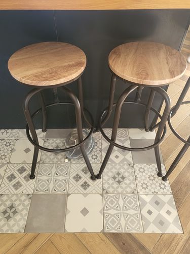 Customer photo review of Lot de 2 Tabourets de bar cuisine style industriel avec pieds en métal assise 360° en similicuir marron et hauteur réglable repose pieds - ANACLETUS SUEDE