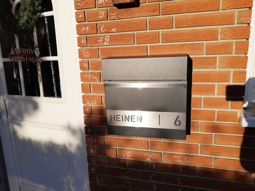 Customer photo review of AlbersDesign Briefkasten B3 anthrazit (RAL7016) personalisiert mit Edelstahlschild