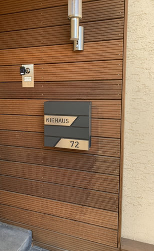 Customer photo review of AlbersDesign Briefkasten B1 anthrazit (RAL7016) personalisiert mit Edelstahl-Schildern