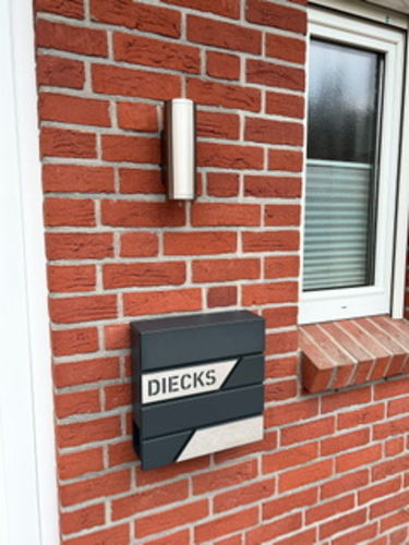 Customer photo review of AlbersDesign Briefkasten B1 anthrazit (RAL7016) personalisiert mit Edelstahl-Schildern
